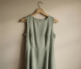 Minimalisme en mouvement : la robe vert d’eau, essentielle des garde-robes de globe-trotteuses chic