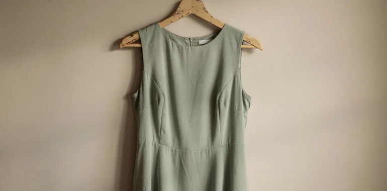 Minimalisme en mouvement : la robe vert d’eau, essentielle des garde-robes de globe-trotteuses chic